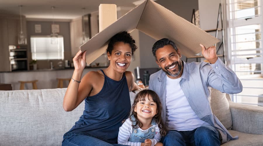 Persona feliz en su nuevo hogar